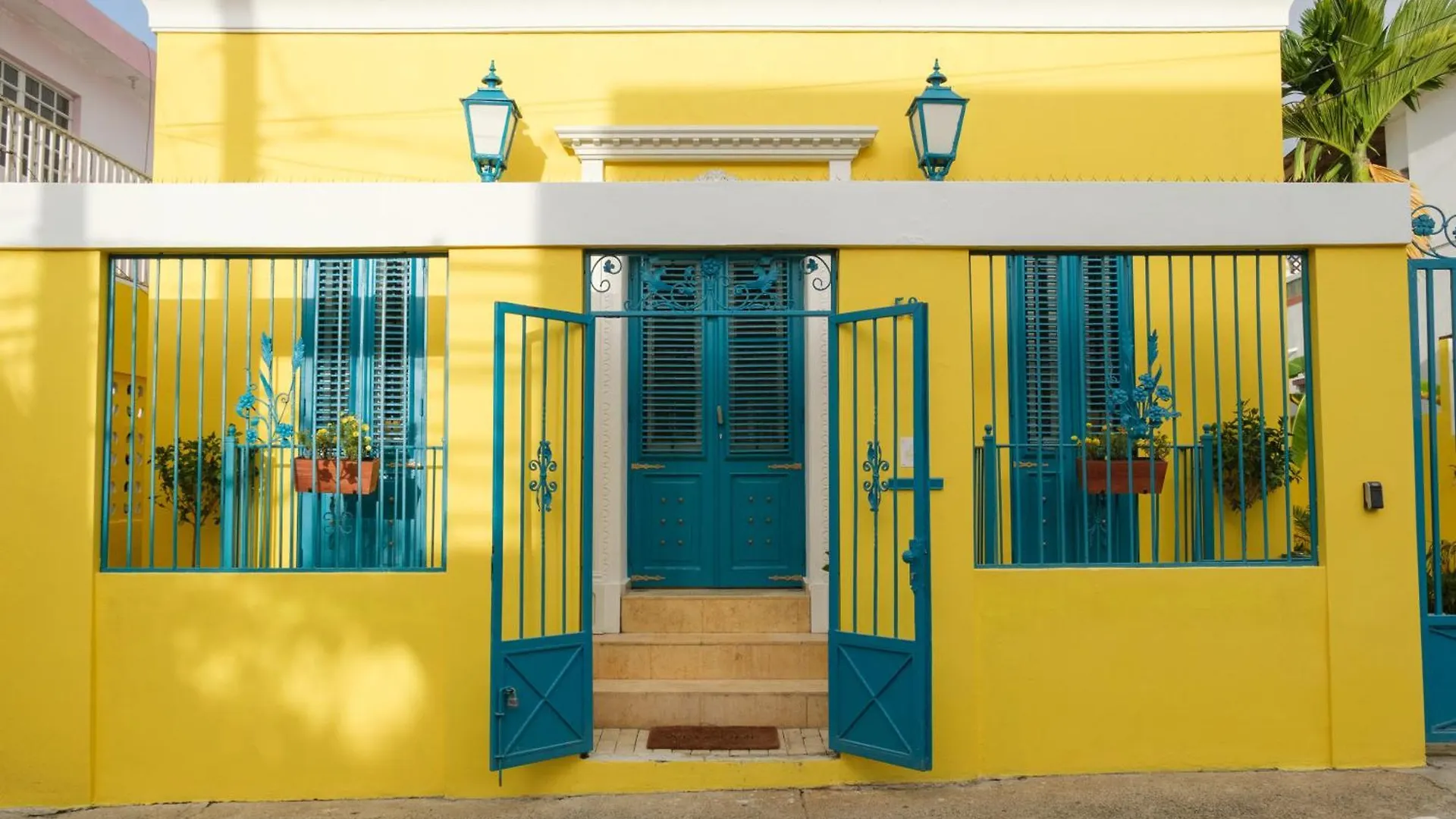 Casa Amarilla contacts